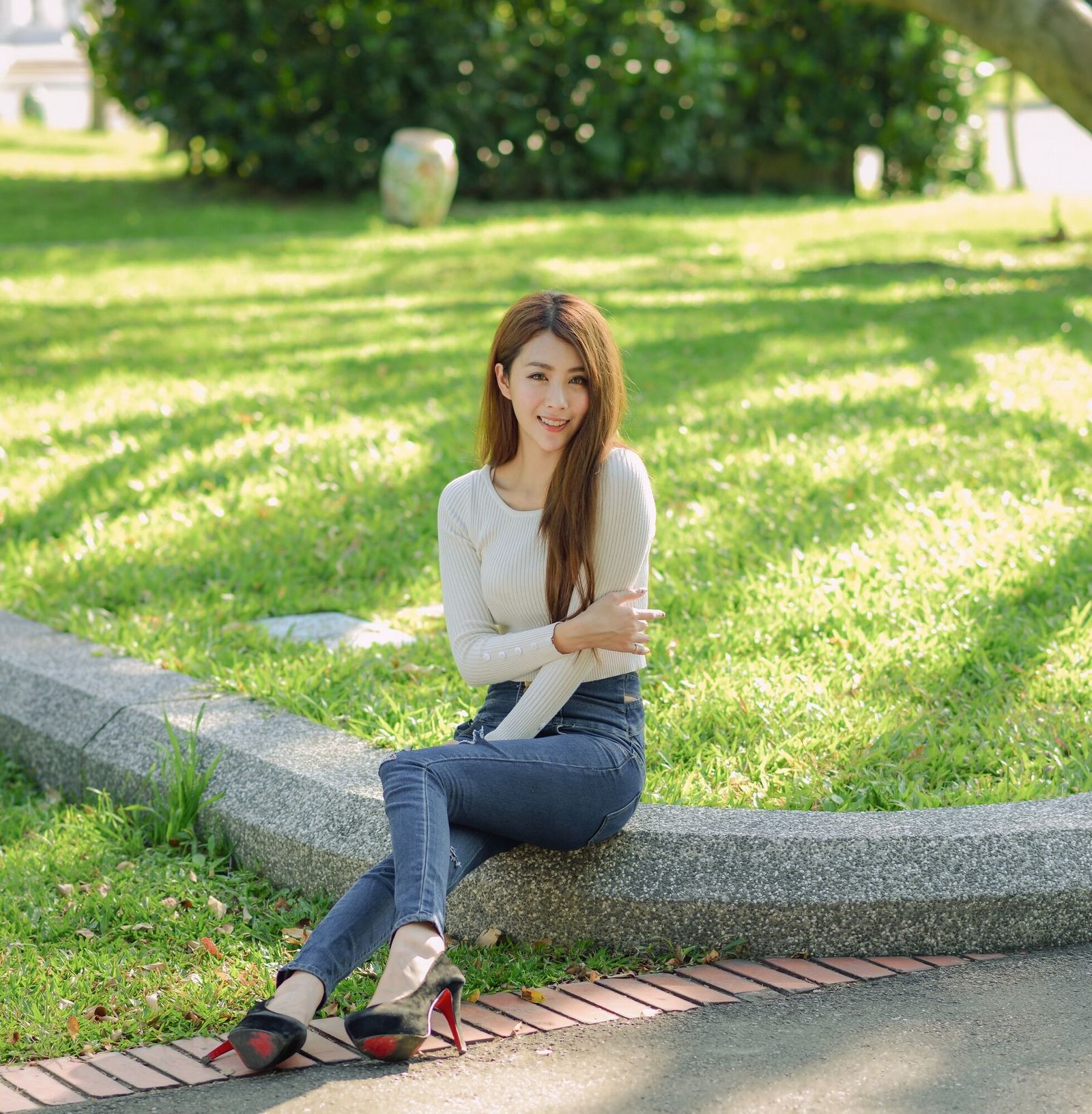 [台湾美女] Miso夏晴 - 公园牛仔紧身裤美腿写真套图