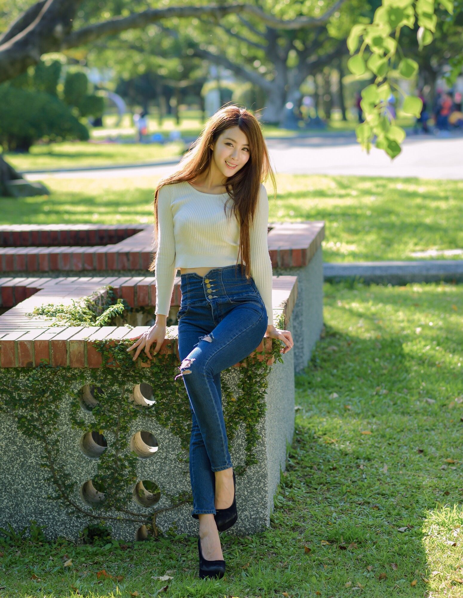 [台湾美女] Miso夏晴 - 公园牛仔紧身裤美腿写真套图