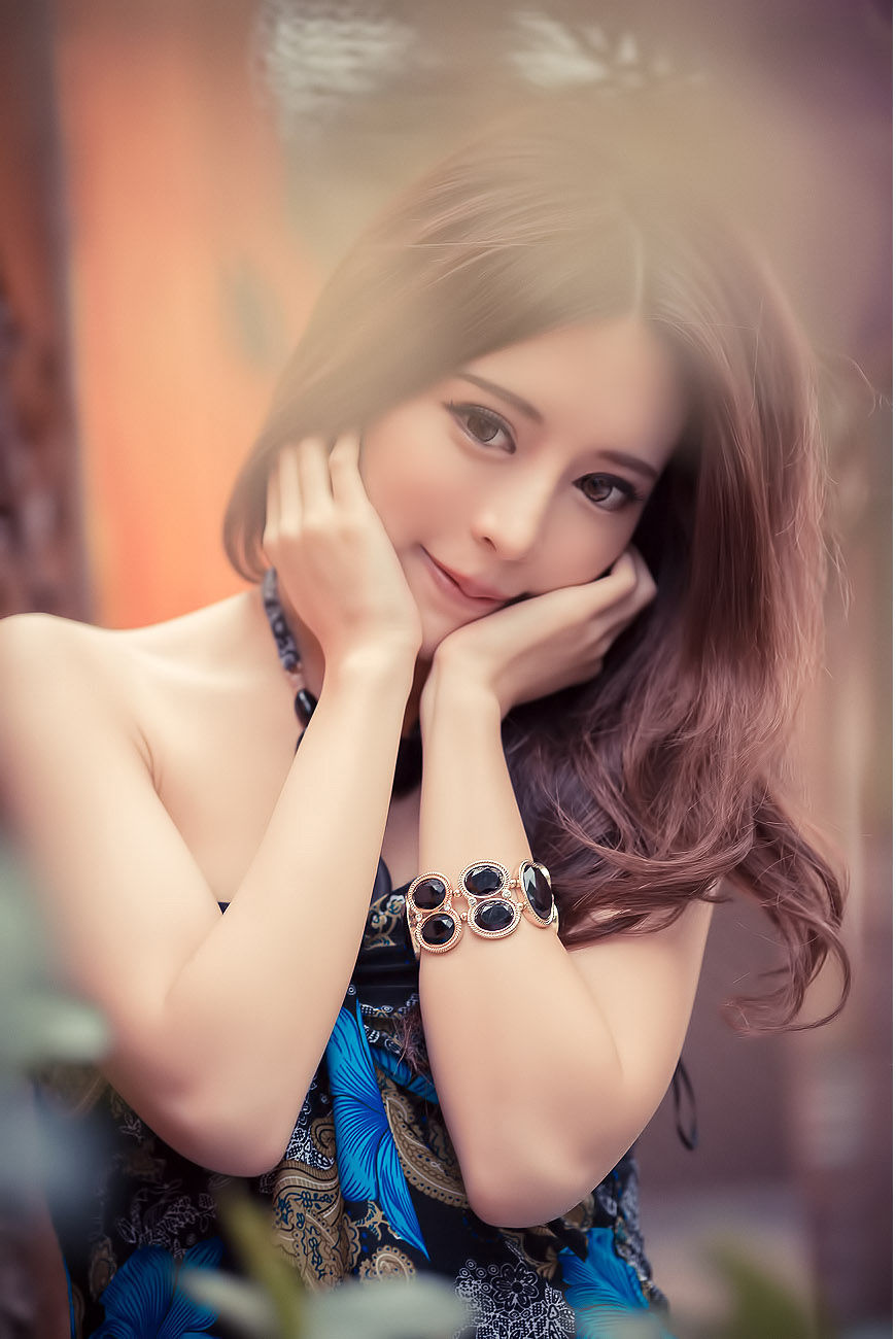 [台湾美女] 超跑女神大眼正妹张齐郡 - 炫彩外拍 写真图片