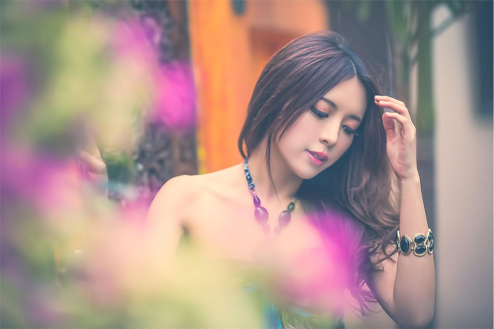 [台湾美女] 超跑女神大眼正妹张齐郡 - 炫彩外拍 写真图片