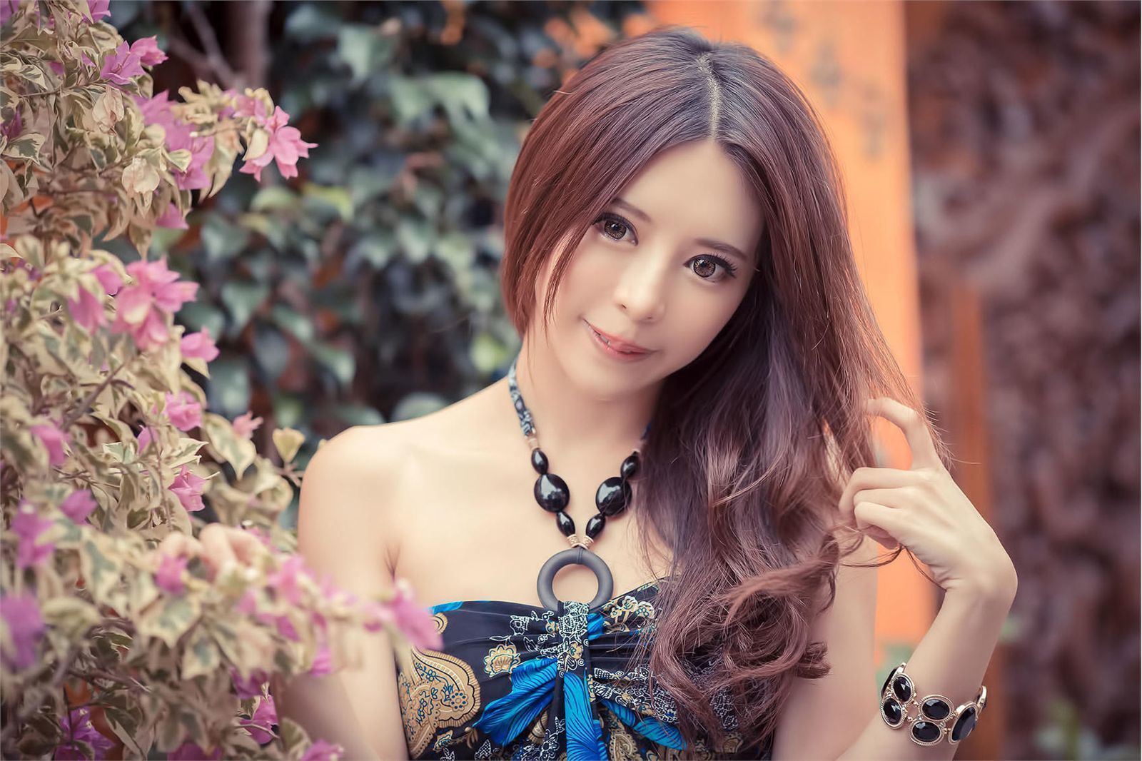 [台湾美女] 超跑女神大眼正妹张齐郡 - 炫彩外拍 写真图片