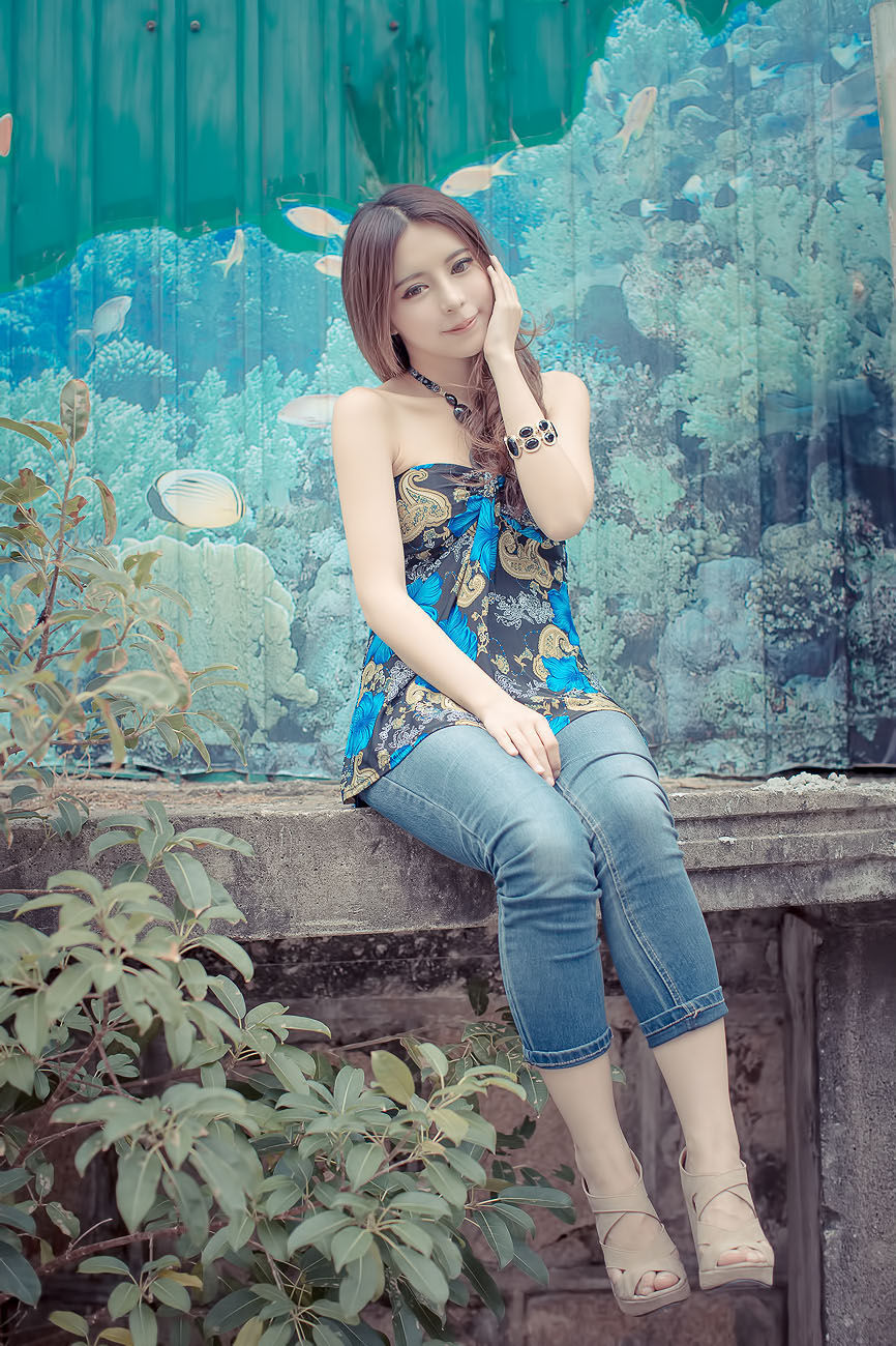 [台湾美女] 超跑女神大眼正妹张齐郡 - 炫彩外拍 写真图片