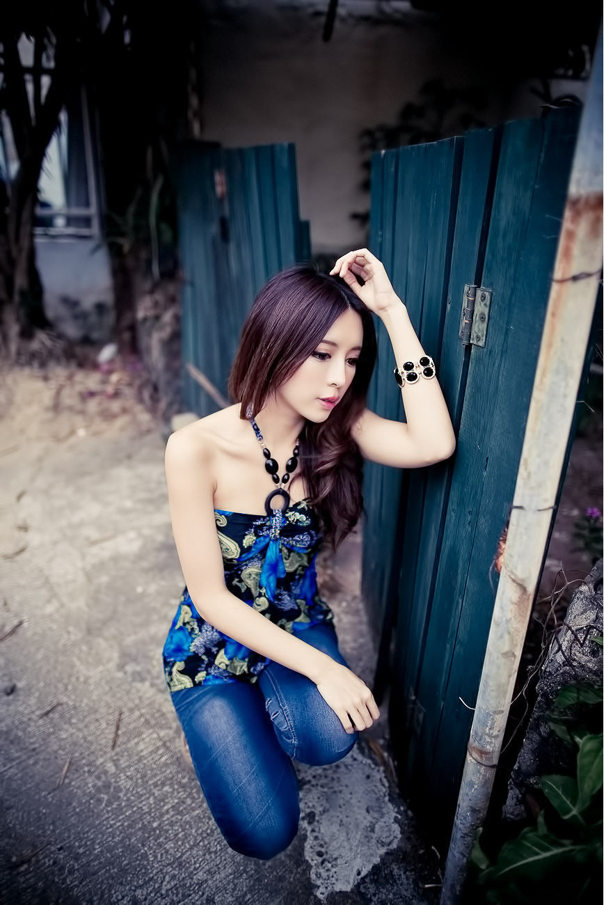 [台湾美女] 超跑女神大眼正妹张齐郡 - 炫彩外拍 写真图片
