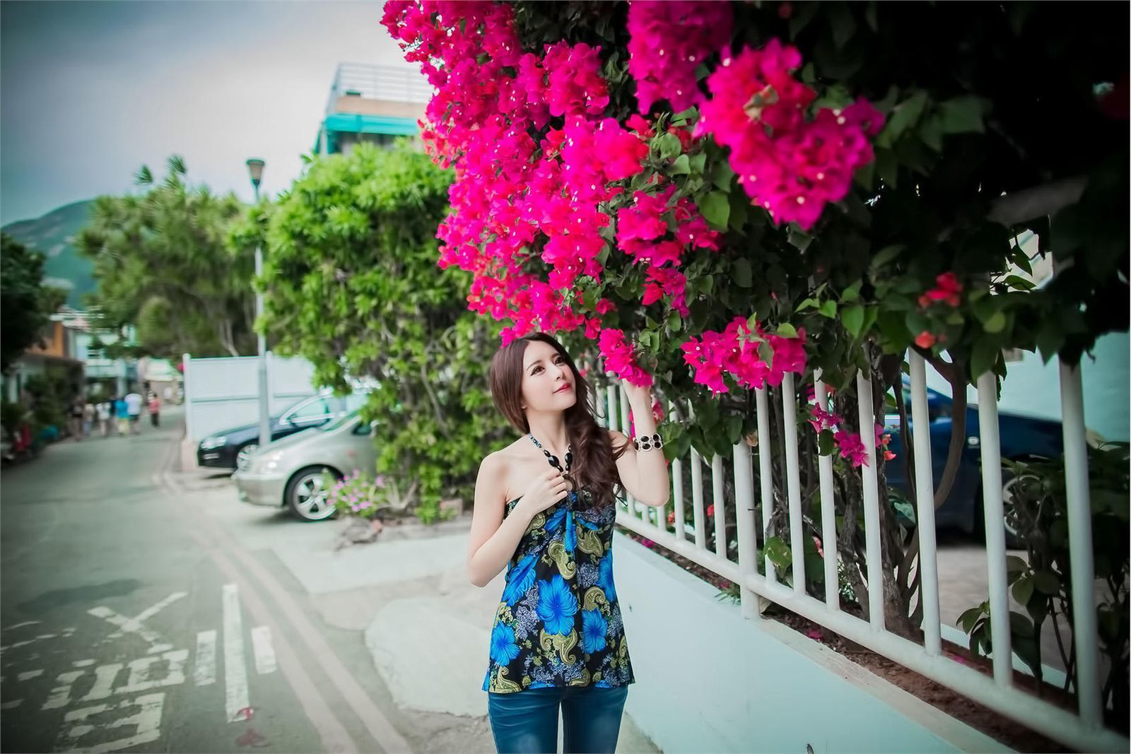 [台湾美女] 超跑女神大眼正妹张齐郡 - 炫彩外拍 写真图片