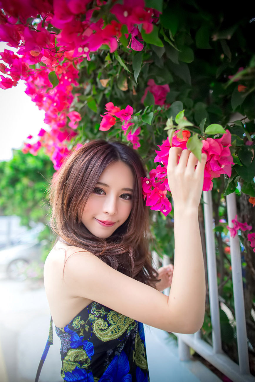 [台湾美女] 超跑女神大眼正妹张齐郡 - 炫彩外拍 写真图片