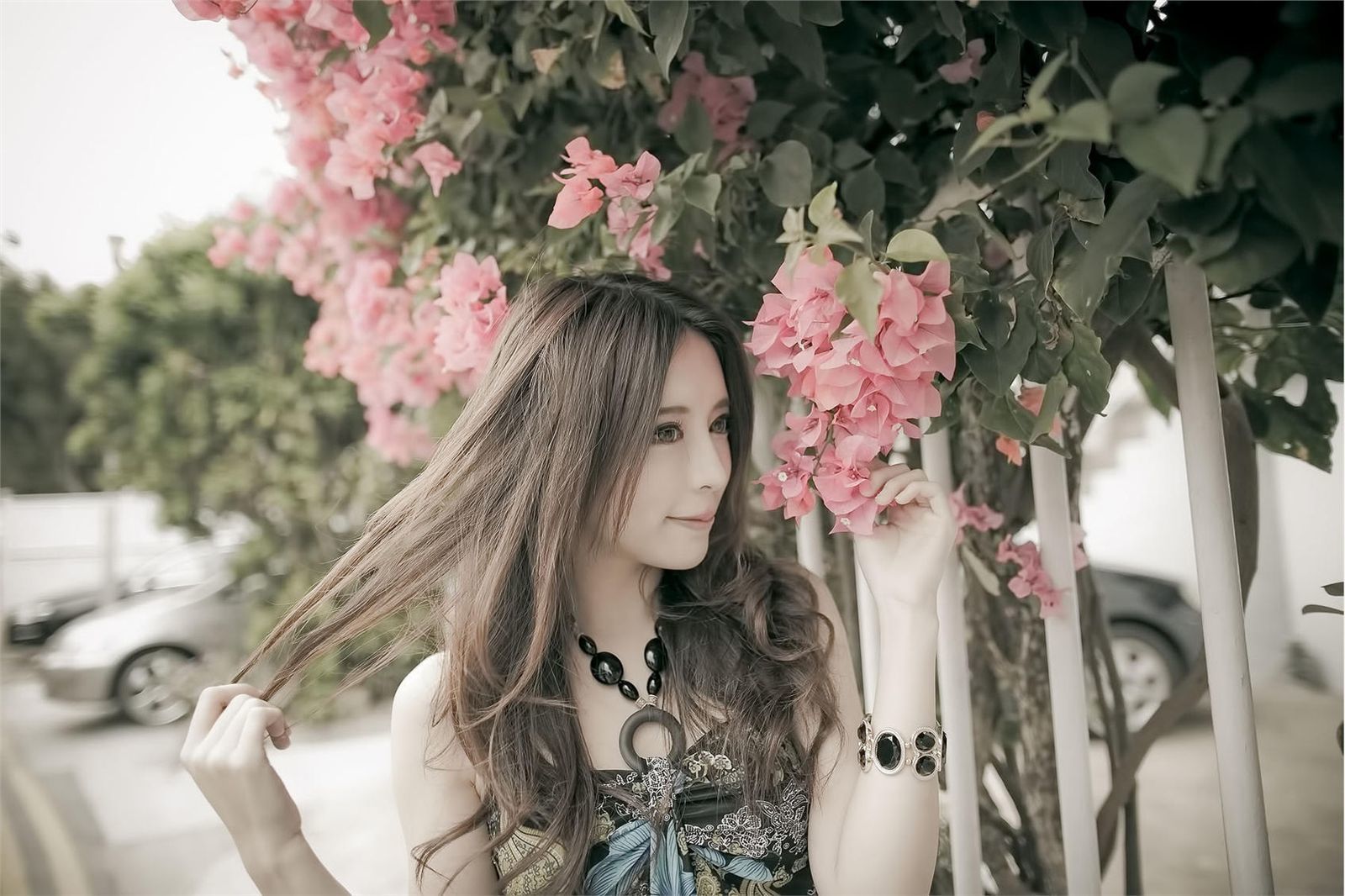 [台湾美女] 超跑女神大眼正妹张齐郡 - 炫彩外拍 写真图片