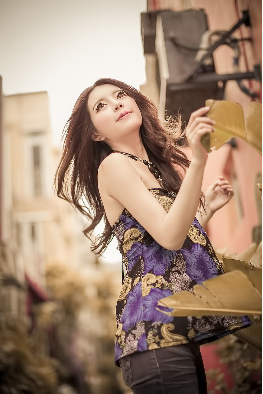 [台湾美女] 超跑女神大眼正妹张齐郡 - 炫彩外拍 写真图片