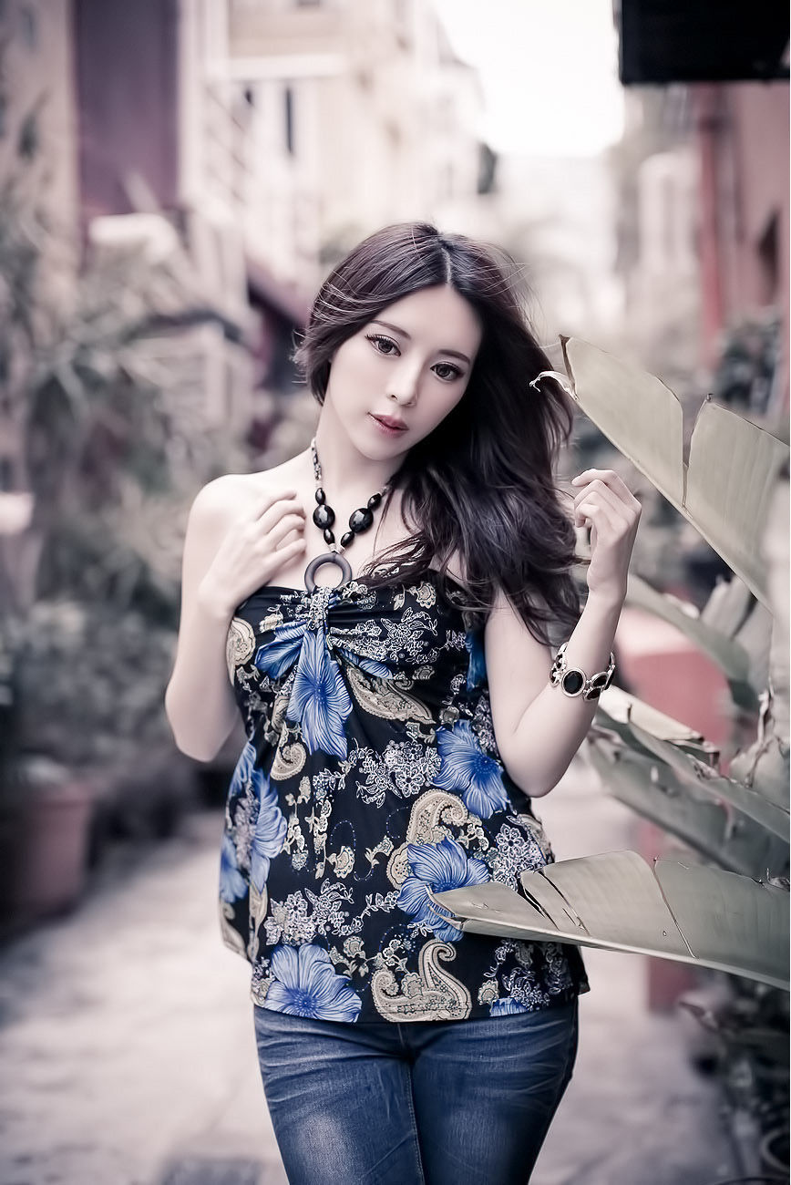 [台湾美女] 超跑女神大眼正妹张齐郡 - 炫彩外拍 写真图片