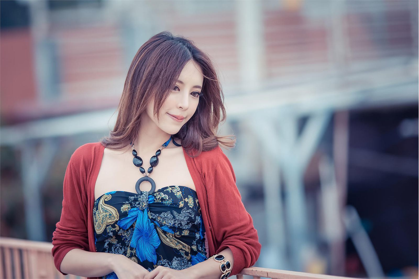 [台湾美女] 超跑女神大眼正妹张齐郡 - 炫彩外拍 写真图片