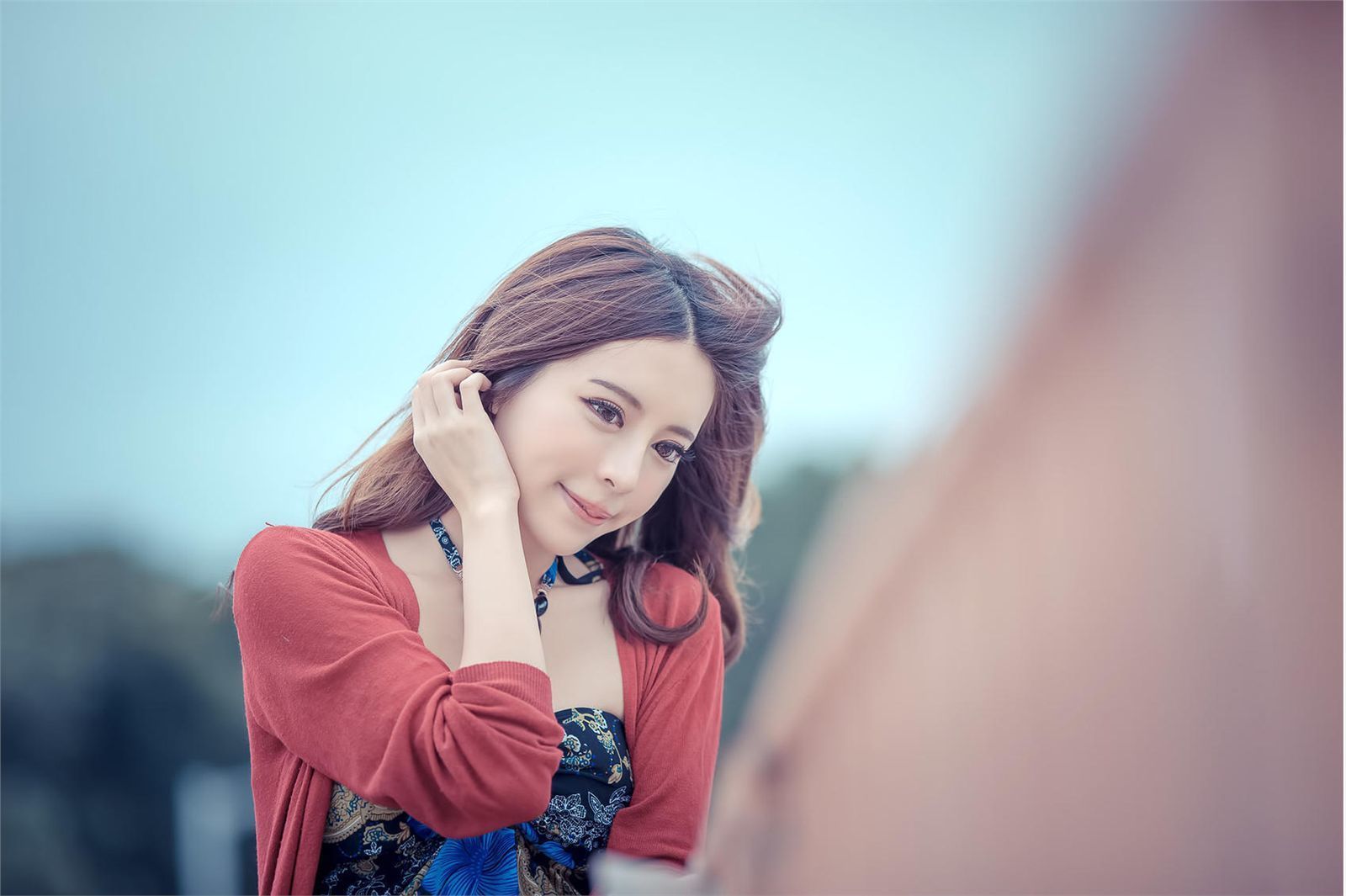 [台湾美女] 超跑女神大眼正妹张齐郡 - 炫彩外拍 写真图片