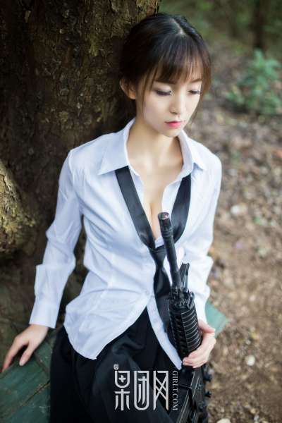 蘑菇 - 美女野外激战，性感撩人！