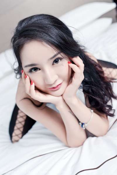 梅哥 - 真空演绎美颜美乳美腿翘臀