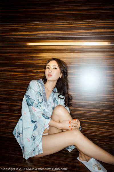 梅哥 - 真空演绎美颜美乳美腿翘臀