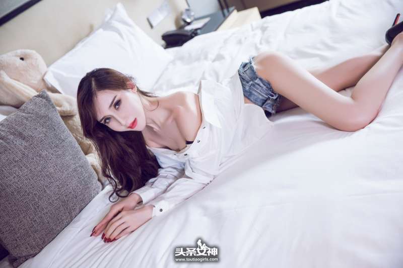 阿依努尔瓦娅 - 冷艳衬衣 翘臀美女写真图片
