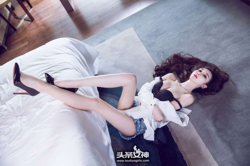 阿依努尔瓦娅 - 冷艳衬衣 翘臀美女写真图片