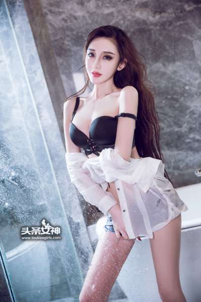阿依努尔瓦娅 - 冷艳衬衣 翘臀美女写真图片