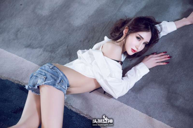 阿依努尔瓦娅 - 冷艳衬衣 翘臀美女写真图片