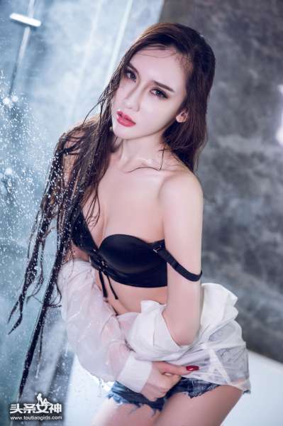 阿依努尔瓦娅 - 冷艳衬衣 翘臀美女写真图片