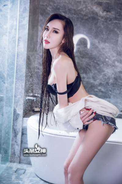 阿依努尔瓦娅 - 冷艳衬衣 翘臀美女写真图片