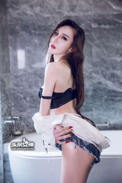 阿依努尔瓦娅 - 冷艳衬衣 翘臀美女写真图片