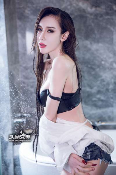阿依努尔瓦娅 - 冷艳衬衣 翘臀美女写真图片