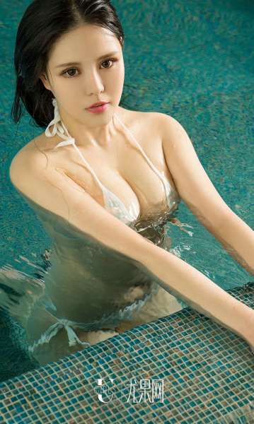 Lily - 浸湿的比基尼