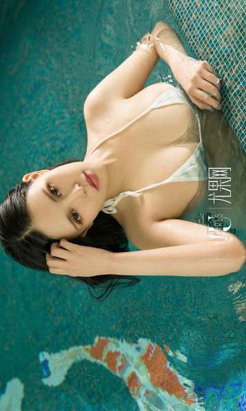 Lily - 浸湿的比基尼