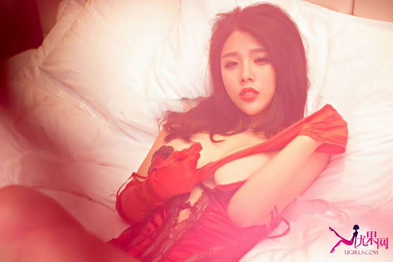 张栩菲-化身性感美乳女神