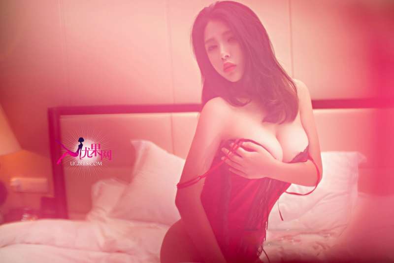 张栩菲-化身性感美乳女神