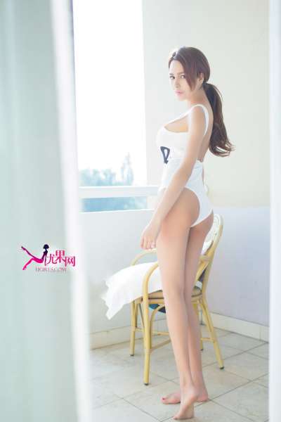 长腿美女研依-秋日性感写真
