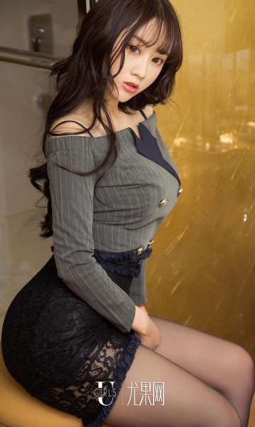 Sara - 翘臀风衣女神