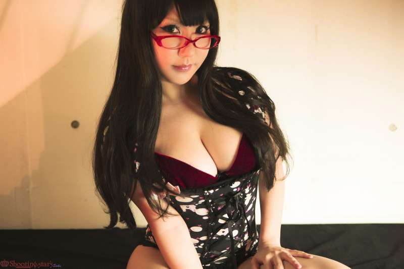 丰胸巨乳女文员诱惑套图