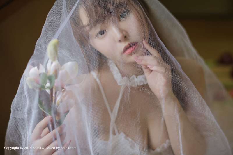 柳侑绮 - 白纱少女与花 可爱写真套图
