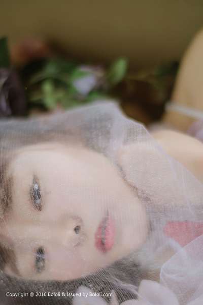 柳侑绮 - 白纱少女与花 可爱写真套图