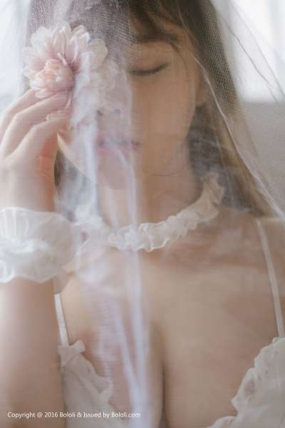 柳侑绮 - 白纱少女与花 可爱写真套图
