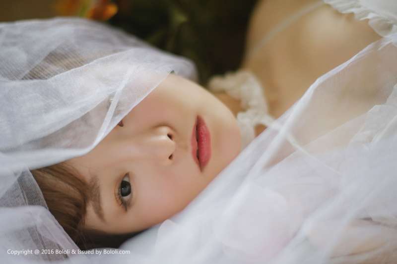 柳侑绮 - 白纱少女与花 可爱写真套图