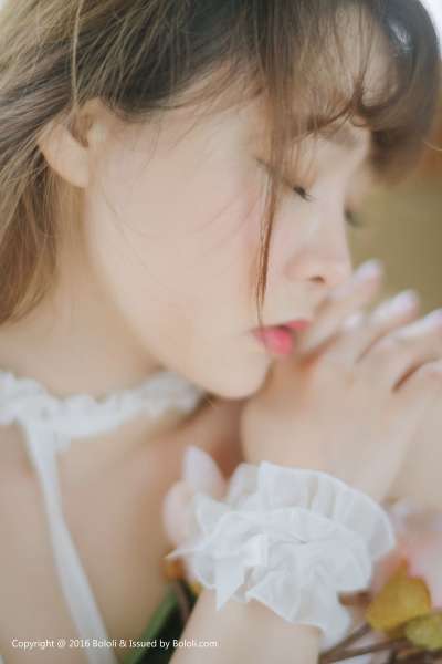 柳侑绮 - 白纱少女与花 可爱写真套图