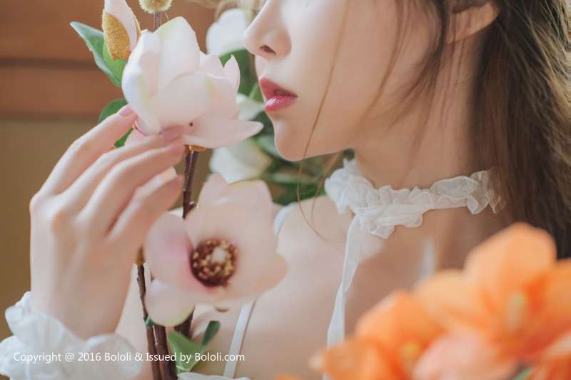 柳侑绮 - 白纱少女与花 可爱写真套图