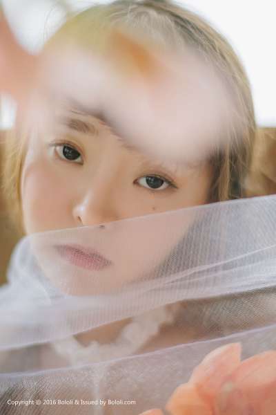 柳侑绮 - 白纱少女与花 可爱写真套图