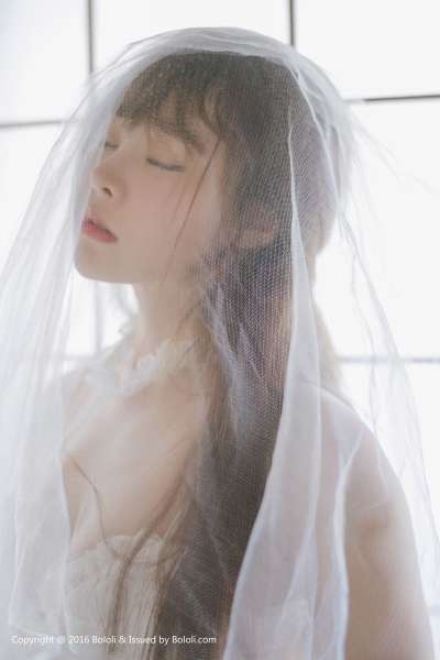 柳侑绮 - 白纱少女与花 可爱写真套图