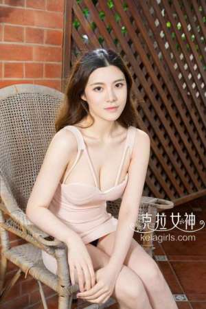 性感熟女~百琳《白富美》写真套图