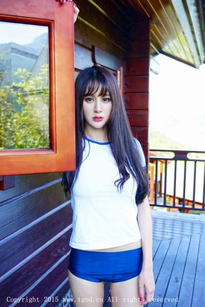 Cheryl青树 云曼旅拍性感套图