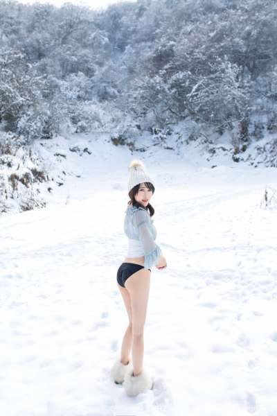 兜豆靓Youlina - 天雪地第二套长腿写真图片