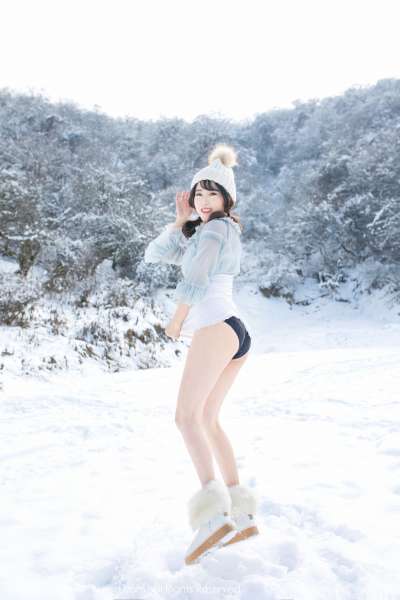 兜豆靓Youlina - 天雪地第二套长腿写真图片