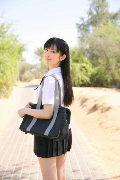 富樫あずさ《禁断のドバイ》翘臀女优写真集