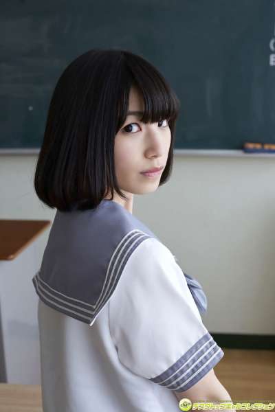 村上りいな - グミとアイドル大好きな美少女の制服物語！女优制服诱惑