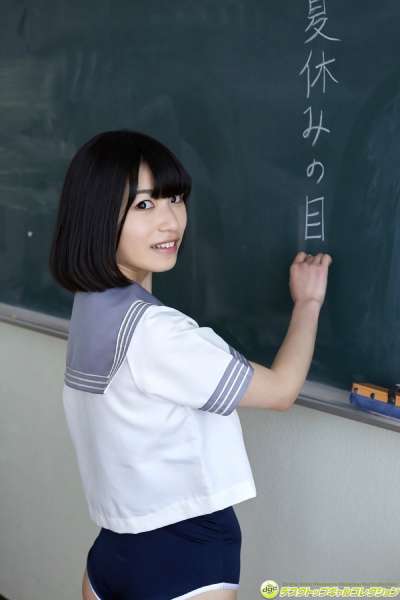 村上りいな - グミとアイドル大好きな美少女の制服物語！女优制服诱惑