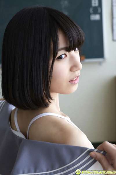 村上りいな - グミとアイドル大好きな美少女の制服物語！女优制服诱惑