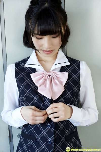 村上りいな - グミとアイドル大好きな美少女の制服物語！女优制服诱惑