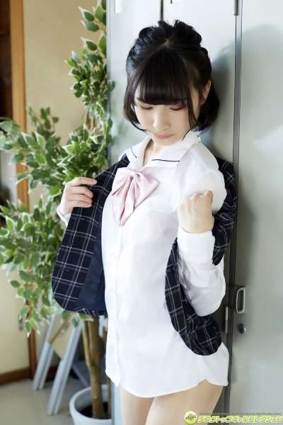 村上りいな - グミとアイドル大好きな美少女の制服物語！女优制服诱惑